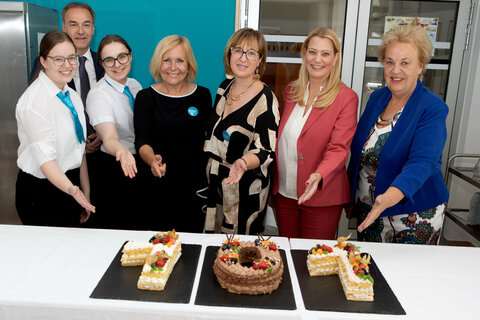 Landesrätin Mag.a (FH) Daniela Winkler (2.v.r.), Landesrat Dr. Leonhard Schneemann (2.v.l.) und Volkshilfe Burgenland-Präsidentin Verena Dunst (r.) mit ecole Güssing-Direktorin Mag.a Karin Schneemann (3.v.r.) vor der Jubiläums-Tore.