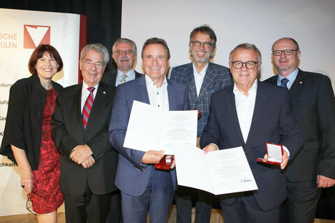 Landeshauptmann a.D. Hans Niessl und Kulturlandesrat a.D. Helmut Bieler wurden mit dem Ehrenzeichen des Verbandes Österreichischer Volkshochschulen für besondere Verdienste um die Österreichische Volkshochschule ausgezeichnet (v. l.): Dr.in Christine Teuschler, Geschäftsführerin Burgenländische Volkshochschulen, Bundespräsident a.D. Dr. Heinz Fischer, Präsident Verband Österreichischer Volkshochschulen, RegR Hans Spieß, Vorsitzender Burgenländische Volkshochschulen, Landesrat a.D. Helmut Bieler, Dr. Gerwin Müller, Vorsitzender Verband Österreichischer Volkshochschulen,  Landeshauptmann a.D. Hans Niessl und MMag. Markus Prenner, Vorsitzender Burgenländische Volkshochschulen