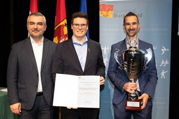 Sportlandesrat Heinrich Dorner mit Martin Janits und Roman Gerdenitsch, Sportkegler vom Team Österreich, wurden mit der Goldenen Medaille für Verdienste um den Sport des Landes Burgenland ausgezeichnet