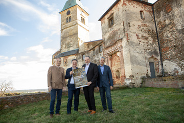 Landeshauptmann Hans Peter Doskozil (2.v.r.) mit Burg-Manager Gilbert Lang, Burg-Stiftungsadministrator Michael Gerbavsits und Bürgermeister Vinzenz Knor (v.l.) laden zur Ausstellung auf Burg Güssing ein.