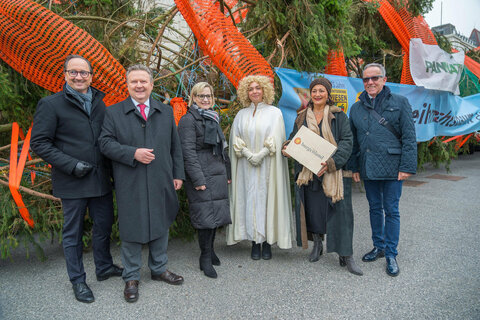 V.l. Bundesrat Günter Kovacs, Bgm. Michael Ludwig, Bundesrätin Sandra Gerdenitsch, „Weihnachtsengerl“, Stadträtin Veronica Kaup-Hasler, LAbg. GR Rudolf Kaske