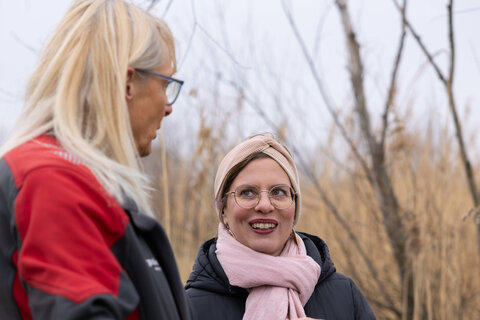 Landeshauptmann-Stellvertreterin Anja Haider-Wallner mit Silvia Strauch beim Besuch des Bibermanagements des Naturschutzbunds Burgenland in Eisenstadt