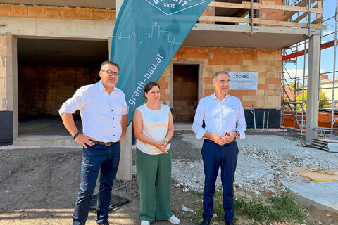 Soziallandesrat Leonhard Schneemann mit Bürgermeister LAbg. Jürgen Karall mit VertreterInnen der SOWO - So Wohnt Burgenland GmbH und beteiligten Gewerken