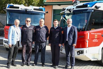 Stellten die neuen Einsatzfahrzeuge vor (v.l.): Bürgermeister Michael Lampel, Franz Nechansky, FF-Neufeld, Kommandant der FF Neufeld Martin Mittnecker, Zugskommandant Florian Nechansky, und Feuerwehrreferent Landesrat Heinrich Dorner