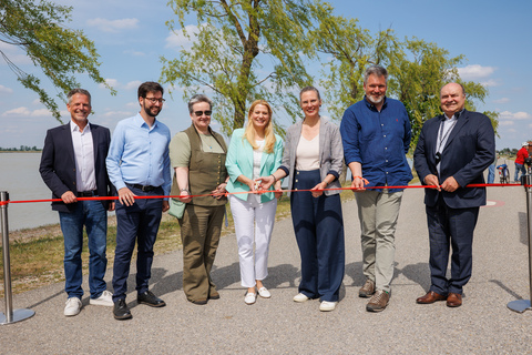 Mag. Patrik Hierner, Erlebnisregionsmanager Region Neusiedler See, Bürgermeister Martin Öhler, St. Andrä amZicksee, Nationalpark-Direktorin Matthaea Kulcsárné Roth, Nationalpark Fertő-Hanság, LR.in Mag.(FH) Daniela Winkler, LH-Stv.in Anja Haider-Wallner, Nationalpark-Direktor DI Johannes Ehrenfeldner, Nationalpark Neusiedler See – Seewinkel, Stv. Präsident desKomitates Győr-Moson-Sopron Ferenc Ivanics (v.l.).