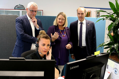 Jeder Anruf wird von der ServiceLine entgegengenommen. V.l.: Bgm. Mag. Thomas Steiner, AMS Burgenland-GFin Mag.a Helene Sengstbratl, LR Dr. Leonhard Schneemann, mit ServiceLine-Mitarbeiterin Sonja Pavkovic