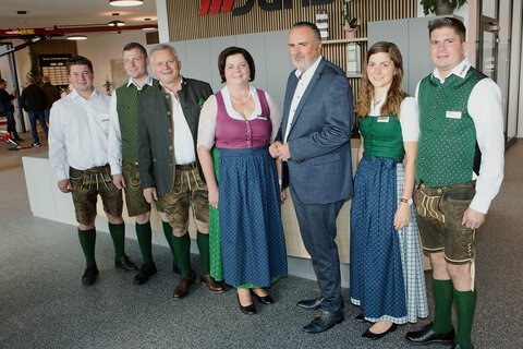 Landeshauptmann Hans Peter Doskozil (3.v.r.) gratulierte Hannes, Thomas, Josef, Annemarie, Theresa und Josef Dunst (v.l.) zum Jubiläum und neuen Firmenstandort.