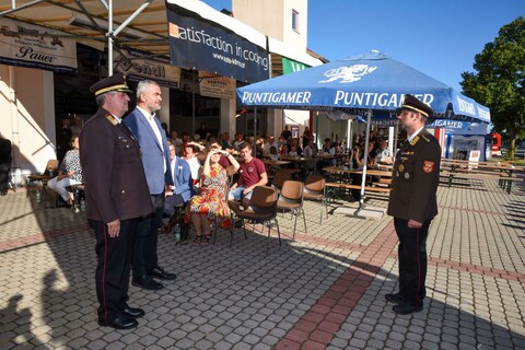 AbschnittsfeuerwehrkommandantABI Josef Schöll erteilte Meldung an Feuerwehrreferent Landesrat Heinrich Dorner und Landesfeuerwehrkommandanten-Stellvertreter LBDS Martin Reidl
