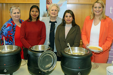 Landerätin Daniela Winkler beim Fastensuppenessen für Frauen in Nepal