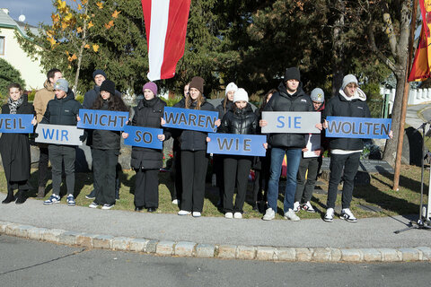 Die Schülerinnen und Schüler der 7c-Klasse des Gymnasium Oberpullendorf gestalteten einen Beitrag zum Thema Erinnerungskultur.