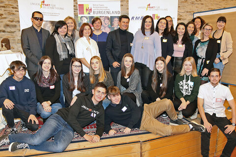 Frauenlandesrätin Astrid Eisenkopf, Soziallandesrat Christian Illedits und Harald Horvath, GF Regionalmanagement Burgenland GmbH, mit VertreterInnen der teilnehmenden Institutionen, WorkshopleiterInnen und SchülerInnen