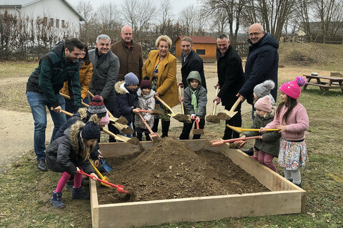 Landtagspräsidentin Verena Dunst führte gemeinsam mit Jennersdorfs Bürgermeister Reinhard Deutsch und Vizebürgermeister Josef Feitl sowie PEB-Geschäftsführer und Technischer Leiter Thomas Rosner (Projekt Entwicklung Burgenland), und weiteren Bauverantwortlichen sowie den Kleinsten der  Gemeinde den Spatenstich durch.