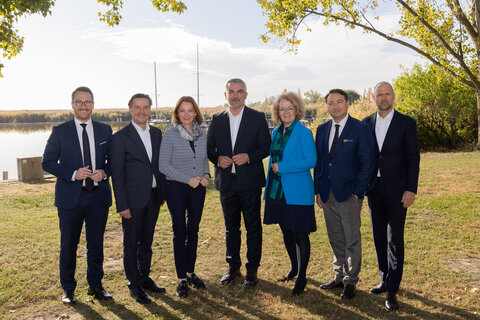 Gruppenbild (v.l.) Landeshauptmann-Stellvertreter Philip Wohlgemuth (Tirol), Landesrat Martin Zauner (Salzburg), Landesrätin Simone Schmiedtbauer (Steiermark), Landesrat Heinrich Dorner (Burgenland), Landesrätin Christiane Teschl-Hofmeister (Niederösterreich), Landeshauptmann-Stellvertreter Manfred Haimbuchner (Oberösterreich), Landesrat Marco Tittler (Vorarlberg).
