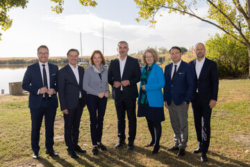 Gruppenbild (v.l.) Landeshauptmann-Stellvertreter Philip Wohlgemuth (Tirol), Landesrat Martin Zauner (Salzburg), Landesrätin Simone Schmiedtbauer (Steiermark), Landesrat Heinrich Dorner (Burgenland), Landesrätin Christiane Teschl-Hofmeister (Niederösterreich), Landeshauptmann-Stellvertreter Manfred Haimbuchner (Oberösterreich), Landesrat Marco Tittler (Vorarlberg).