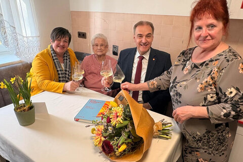 Landesrat Dr. Leonhard Schneemann und Bürgermeisterin Michaela Raber gratulierten Maria Marx zu ihrem 100. Geburtstag.
