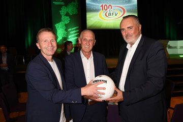(v.l.n.r.) ÖFB-Präsident Klaus Mitterdorfer, BFV-Präsident Günter Benkö und Landeshauptmann Hans Peter Doskozil bei der Jubiläums-Gala 100 Jahre Burgenländischer Fußballverband.