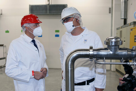 LR Dr. Leonhard Schneemann mit Michael Bock beim Rundgang durch die Produktionsanlage von Ritter Sport in Breitenbrunn