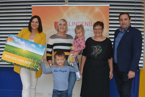 LH-Stellvertreterin Astrid Eisenkopf und Bürgermeister Richard Frank beim Pressetermin im Kindergarten Klingenbach