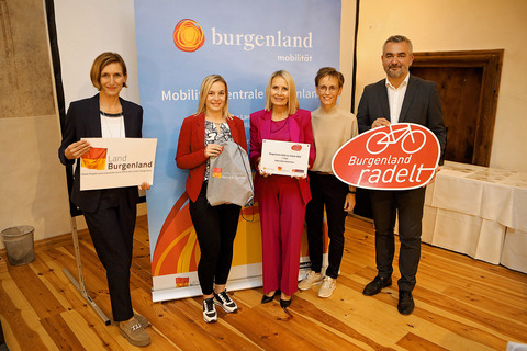 Christine Zopf-Renner und Landesrat Heinrich Dorner übergaben den Preis an Direktorin Marion Schmiedl und ihre Kolleginnen.