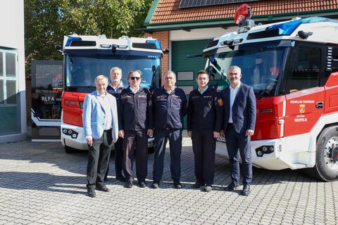 (v.l.) Bürgermeister Michael Lampel, Landesfeuerwehrkommandant a.D. Alois Kögl, Franz Nechansky, FF Neufeld, der Kommandant der Freiwilligen Feuerwehr Neufeld Martin Mittnecker, Zugskommandant Franz Nechansky und Feuerwehrreferent Landesrat Heinrich Dorner