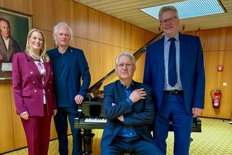 Landesrätin Daniela Winkler und Bayreuths Oberbürgermeister Thomas Ebersberger mit Johannes und Eduard Kutrowatz