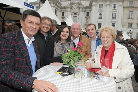 LR Christian Illedits, Mag. Michael Gerbavsits, Vorstandsvorsitzender Energie Burgenland, LRin Mag.a Astrid Eisenkopf, LAbg. Mag. Christian Drobits, LAbg. Wolfgang Sodl mit Landtagspräsidentin Verena Dunst