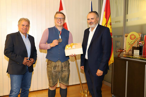 Landeshauptmann Hans Peter Doskozil gratuliert Euroskills-Silbermedaillengewinner Ronald Brunäcker im Beisein von Harald Neumayer (v.r.).