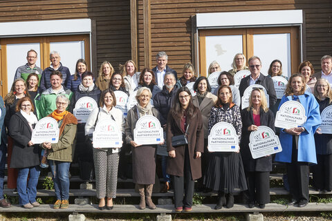 Nationalpark Neusiedler See - Seewinkel-Direktor DI Johannes Ehrenfeldner (l.), Landeshauptmann-Stellvertreterin Anja Haider-Wallner (2.v.l.) und Landesrätin Mag.a (FH) Daniela Winkler (r.) mit Vertreterinnen und Vertretern der Nationalpark-Partnerschulen.