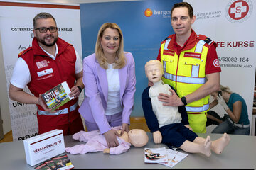 v.l.: Johannes Huber, Leiter der Externen Ausbildung des ÖRK Burgenland, LRin Mag.a (FH) Daniela Winkler, Florian Bencic, Landesschulungsleiter des Samariterbund Burgenland
