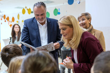 Landeshauptmann Hans Peter Doskozil und Bildungslandesrätin Daniela Winkler beim Besuch in der Volksschule Mattersburg (Archivbild).