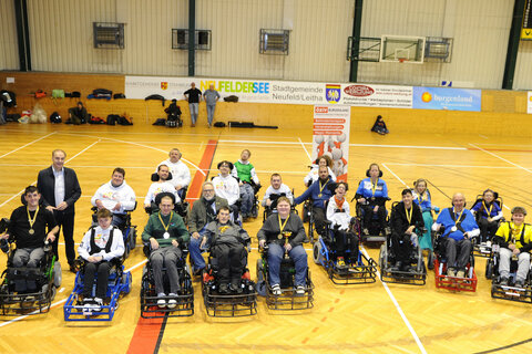 Soziallandesrat Leonhard Schneemann mit den Teilnehmer*innen am 2. ÖZIV Burgenland Cup im Landessportzentrum VIVA in Steinbrunn