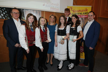 DI Peter Reichstädter, Landesobmann des Burgenländischen Blasmusikverbandes, Elina Paeck, Andrea Krisam, Landesrätin Mag.a (FH) Daniela Winkler, Laura Kaltenecker, Tobias  Preinsperger, Emely Krug und Márton Ilyés MEd BBA, Jugendreferent Blasmusikverband Burgenland