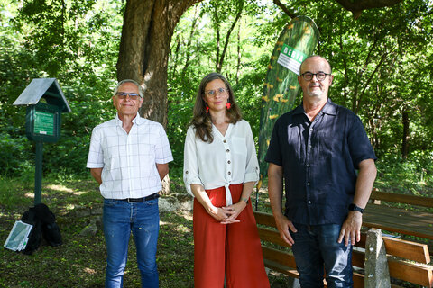 Landeshauptmann-Stellvertreterin Anja Haider-Wallner mit Gottfried Reisner, Geschäftsführer des Vereins BERTA, und Kurt Grafl, Gebietsbetreuer im Verein BERTA in der Siegendorfer Pußta.