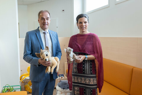 Landesrat Dr. Leonhard Schneemann und Dr. Hellvig Spinka, Standortleiterin und Fachärztin für Kinder- und Jugendpsychiatrie und -psychotherapie, in der Wartezone des neuen KJPP-Standortes in Neusiedl am See.