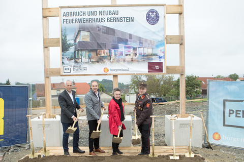 Landesrat Dr. Leonhard Schneemann (2.v.l.) führte gemeinsam mit Bürgermeisterin Renate Habetler (2.v.r.), Vizebürgermeister Gerald Derkits (l.) und Feuerwehrkommandant HBI (Hauptbrandinspektor) Bernhard Weber (r.) durch.