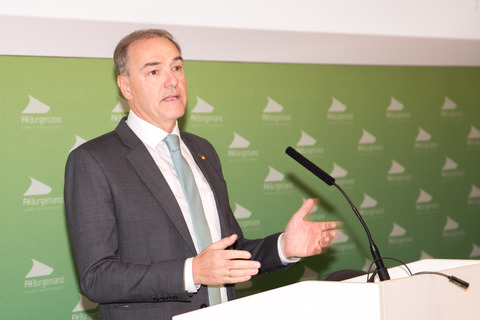 Wirtschaftslandesrat Dr. Leonhard Schneemann spricht zu den Teilnehmern der Tagung „Armut in Europa“.