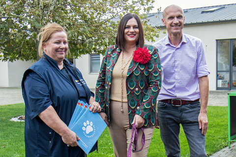 Landeshauptmann-Stellvertreterin Mag.a Astrid Eisenkopf, der Geschäftsführer des Tierschutzhauses Sonnenhof, Mag. Wolfgang Böck, und Landesveterinärdirektorin Dr.in med. vet. Yvonne Millard mit dem Leitfaden „Tierschutzkompass – Bewusstsein schaffen“.