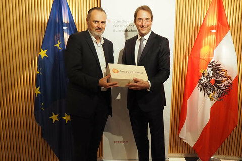 Übergabe eines Geschenkes an Botschafter Dr. Nikolaus Marschik, dem Leiter der Ständigen Vertretung Österreichs bei der Europäischen Union