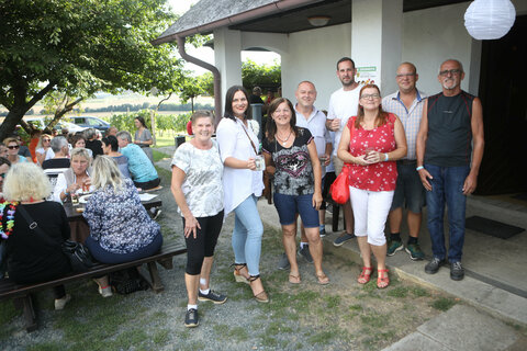 Landeshauptmann-Stv. Mag. a Astrid Eisenkopf (2.v.l.) machte auch einen Abstecher beim Buschenschank der Familie von Rainer (r.) und Silvia Liszt (l.).