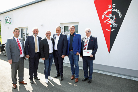 Bürgermeister Marc Hoppel, Bezirkshauptmann Peter Bubik, SC Grafenschachen-Obmann Thomas Wagner, Landeshauptmann Hans Peter Doskozil, ASKÖ Burgenland-Präsident Alfred Kollar und ASVÖ Burgenland-Schriftführer-Stellvertreter Andreas Linzer (v.l.) vor dem neuen Gebäude des SC Grafenschachen.