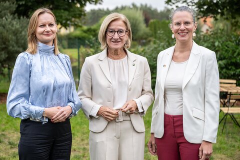 Vorstand der Europäischen ARGE Landentwicklung und Dorferneuerung (v.l.n.r.): Stellvertretende Vorsitzende Natalia Go³¹b (Mitglied des Vorstandes der Woiwodschaft Niederschlesien), Vorsitzende Landeshauptfrau Johanna Mikl-Leitner und Stellvertretende Vorsitzende Burgenlands Landeshauptmann-Stellvertreterin Anja Haider-Wallner.
