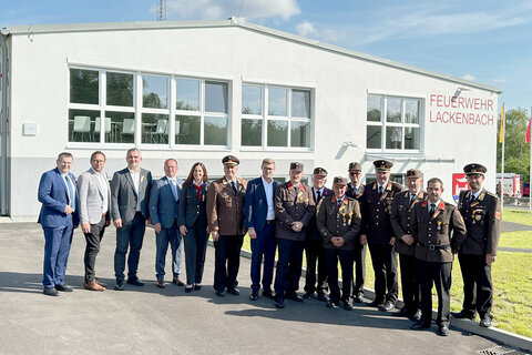 Landesrat Mag. Heinrich Dorner mit Bezirksfeuerwehrkommandant LBDS Martin Reidl, Bürgermeister Christian Weninger, Ortsfeuerwehrkommandant OBI Manuel Grund, LAbg. Patrik Fazekas, BA, und Mitgliedern der FF Lackenbach vor dem neuen Feuerwehrhaus.