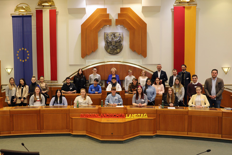 Landesrat Mag. Heinrich Dorner (5.v.r. stehend, hinten) mit Landtagspräsidentin Verena Dunst (Mitte, hinten) sowie Direktor Karl Kruisz, MA Bed (rechts, stehend) und Professor Günther Fädler (3.v.r., stehend) und Auslandsdiener Jonathan Dorner (4.v.r., stehend) sowie den Schülerinnen und Schülern der 3. Klasse der Berufsschule Eisenstadt.