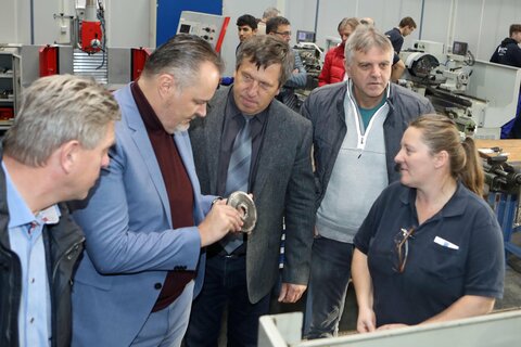 Leiter Herbert Preinsperger und Landeshauptmann Hans Peter Doskozil im Gespräch mit einem Lehrling im Betrieb.