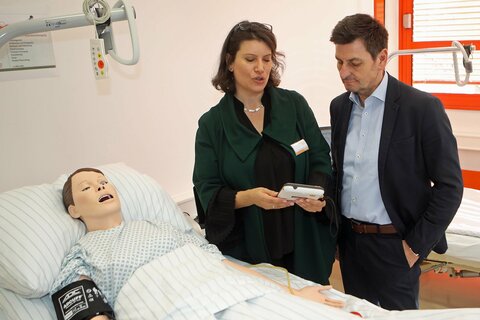 Landesrat Christian Illedits informierte sich bei GKPS-Direktorin DGKP Martina Reicher MSc (v.r.).