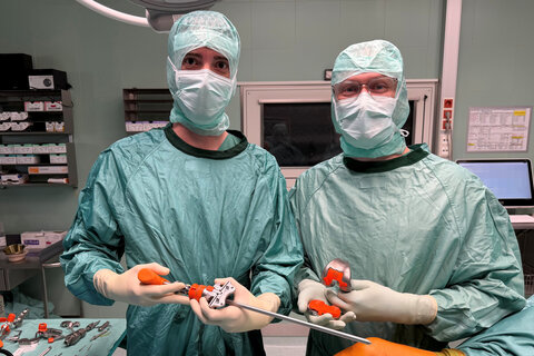 Primarius Dr. Klaus Dragosits und der erste Oberarzt Dr. Ewald Musser zeigen Implantate