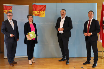 ÖVP-Klubobmann Markus Ulram, Grünen-Landessprecherin Mag.a Regina Petrik, Landeshauptmann Hans Peter Doskozil und SPÖ-Klubobmann Robert Hergovich.