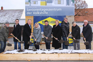 Soziallandesrat Christian Illedits, Landesrätin Mag.a (FH) Daniela Winkler, Landtagspräsidentin Verena Dunst in ihrer Funktion als Volkshilfe-Präsidentin, Vorstand KommR Dir. Dr. Alfred Kollar, Obmann OSG, und Bgm. Ing. Gerhard Zapfl, setzten mit dem Spatenstich für ein Seniorentageszentrum in Nickelsdorf einen weiteren Umsetzungsschritt des „Zukunftsplanes Pflege“