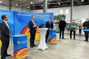 Wirtschaftslandesrat Dr. Leo Schneemann, Mag. Hans Peter Rucker, GF Landesholding Bgld. GmbH, Mag. Harald Zagiczek, GF Wirtschaftsagentur Bgld. GmbH und die Vertreterinnen/Vertreter der 12 Gemeinden wollen mit dem neuen Wirtschaftspark an der S7 das Südburgenland wirtschaftlich stärken.