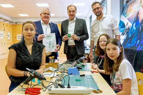 Landesrat Dr. Leonhard Schneemann beim Auftakt zu den „mach MI(N)T"-Workshops.